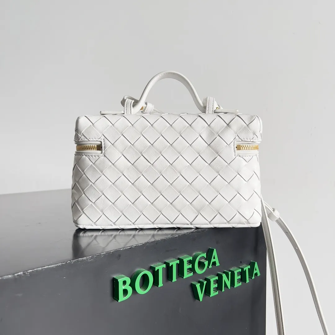 Batch 1360 Bottega Veneta 24 spring and summer woven zipper crossbody bag. A crossbody bag that can be used as a cosmetic bag. The exquisite weaving and compact body are an indispensable accessory for the upcoming summer. The double zipper also better protects the bag. It has a large capacity. If you like it, don’t miss it. Style number: 789109 Size: 22*12.5*5cm